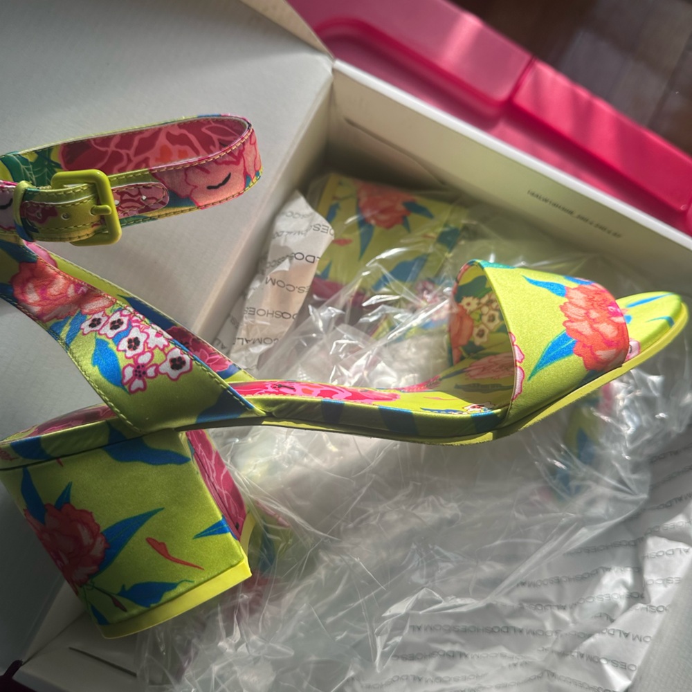 Aldo Lola Strappy Ankle Sandall
New (Never Worn) with Box
Size 9